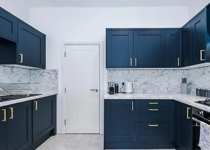 Apartment Sleek 6 Bedroom Abode In *