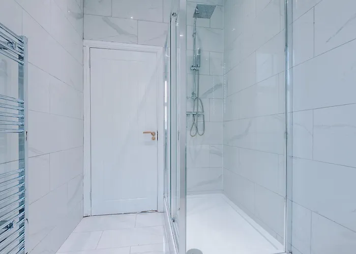 Sleek 6 Bedroom Abode In Harrogate