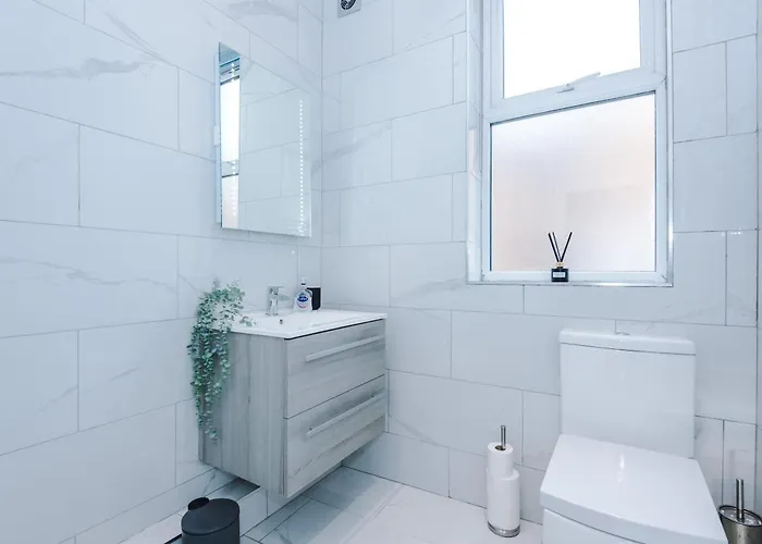 Sleek 6 Bedroom Abode In Apartment Harrogate