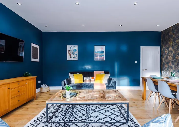 Sleek 6 Bedroom Abode In Apartment