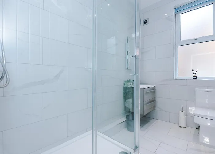 Sleek 6 Bedroom Abode In *