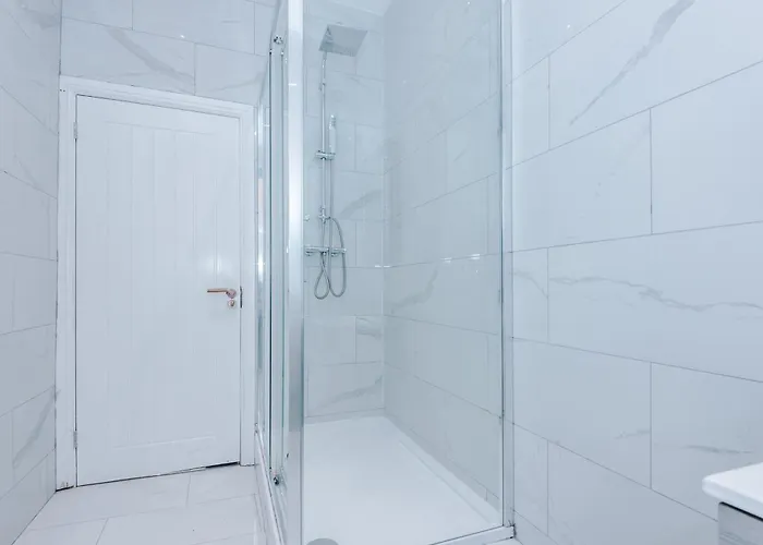 Apartment Sleek 6 Bedroom Abode In *